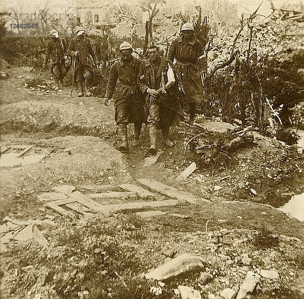 Verwundete französische Infanteristen bei der Ankunft im Chateau dEsnes  Verdun  Nordfrankreich  1916. Künstler: Unbekannt.