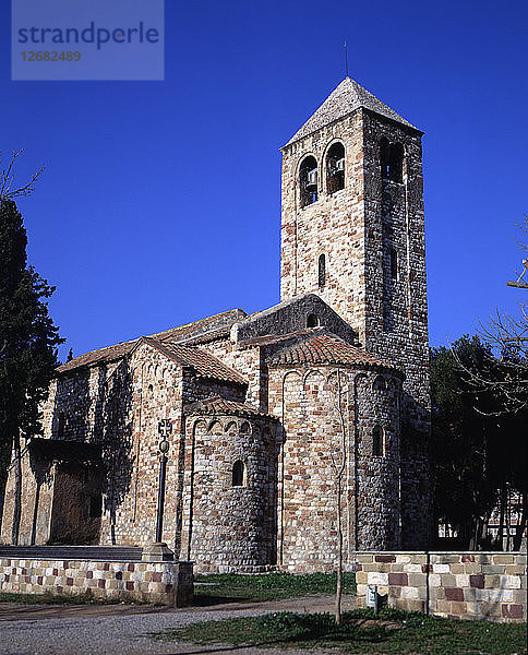 Blick auf die Apsis und den Glockenturm der Kirche Santa Maria de Barbera.
