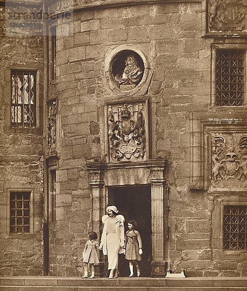 Die Königin in ihrem alten Zuhause  Glamis Castle  um 1936 (1937). Künstler: Unbekannt.