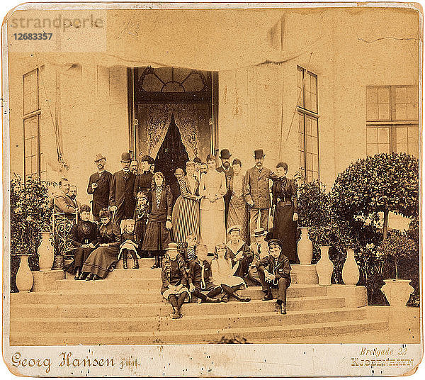 Die englische  griechische  russische und dänische Königsfamilie im Schloss Bernstorff  Dänemark  1890.