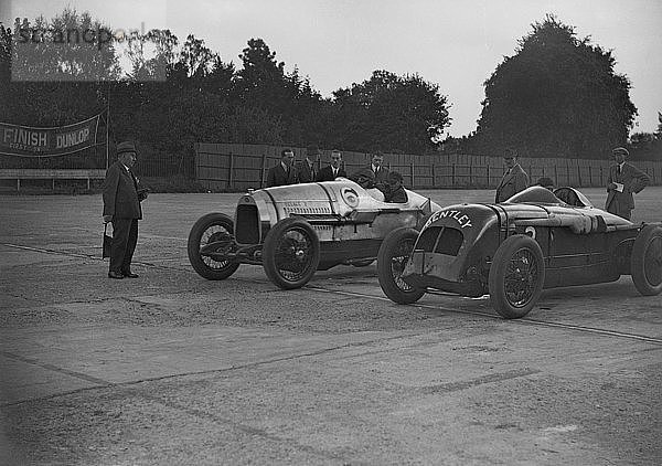 Delage von J. Taylor und Bentley von Dudley Froy  Surbiton Motor Club race meeting  Brooklands  1928. Künstler: Bill Brunell.