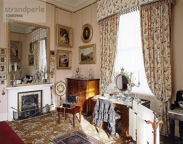 Queen Victorias Ankleidezimmer  Osborne House  ca. 1990-2010. Künstler: Nigel Corrie.