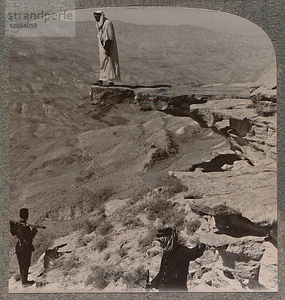Der Arno. Dragoman auf einem Felsen stehend  um 1900. Künstler: Unbekannt.