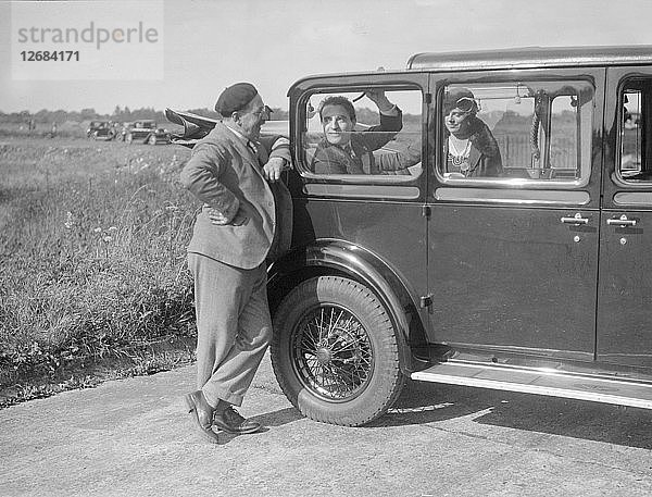 Hugh McConnell  Sammy Davis und Mrs Davis mit einem Austin 20/6 Landaulette in Brooklands  1931. Künstler: Bill Brunell.