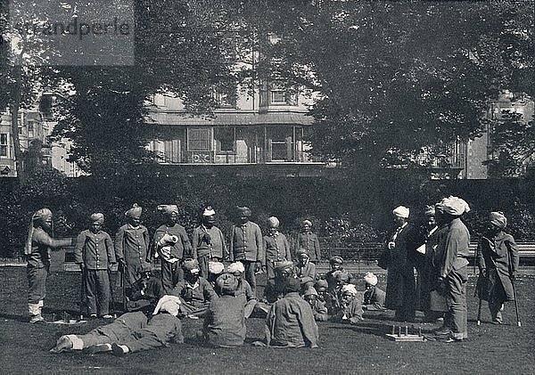 Rekonvaleszente indische Soldaten spielen Quoits auf den östlichen Rasenflächen  um 1915  (1939). Künstler: Unbekannt.