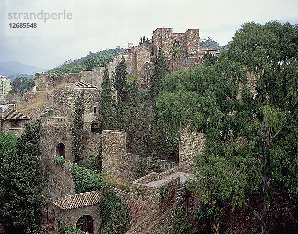 Überblick über die Alcazaba in Málaga mit verstärkten Doppelmauern  quadratischen Türmen und Toren.