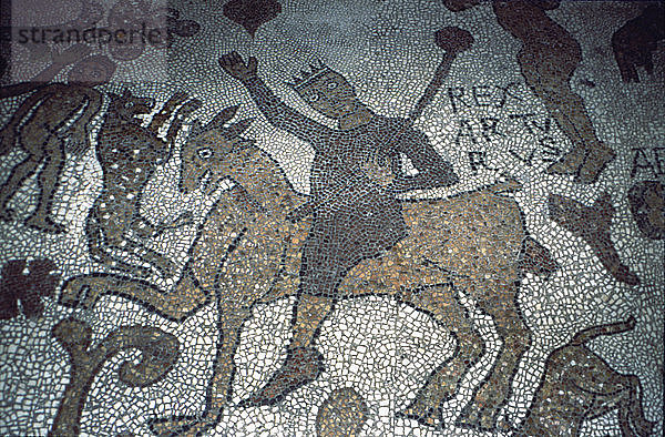 König Artus  Mosaik in der Kathedrale von Otranto  Italien.