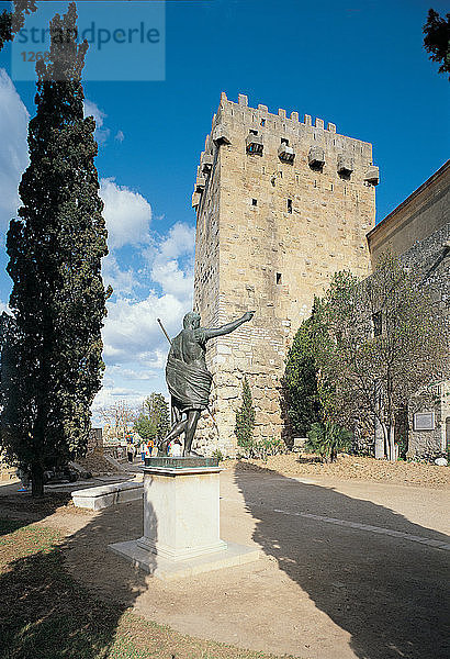 Erzbischöflicher Turm 197 n. Chr. und Statue des Kaisers Augustus entlang der Stadtmauern  die von den Ro?