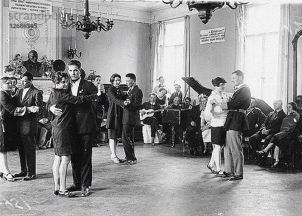 Tanzen in einem Kurhaus im Alexanderpalast in Zarskoje Selo  1930.