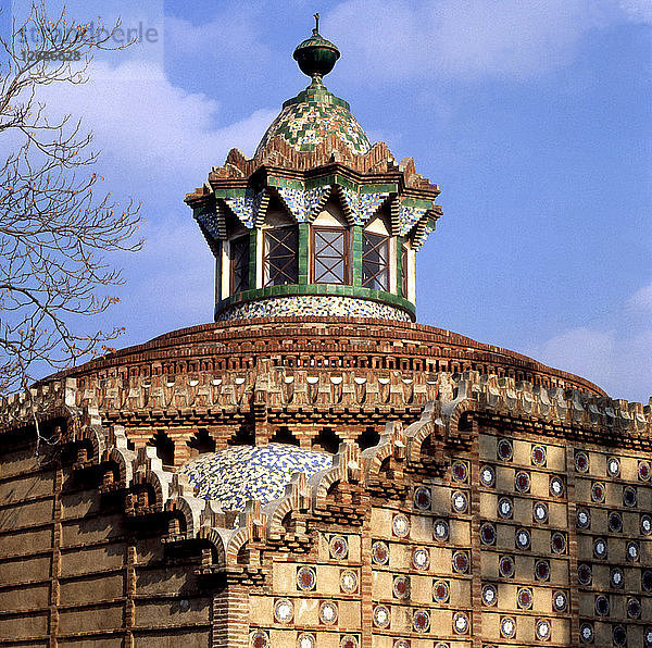 Kuppel des Pavillons der Stallungen im Haus Güell  erbaut zwischen 1884 und 1887  entworfen von Antoni ?