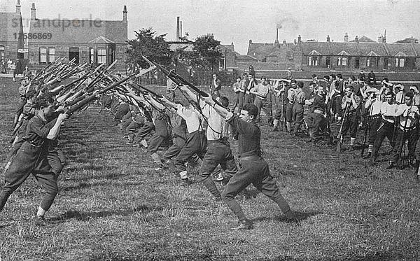 Rekruten lernen den Umgang mit dem Bajonett  1915. Künstler: Unbekannt.