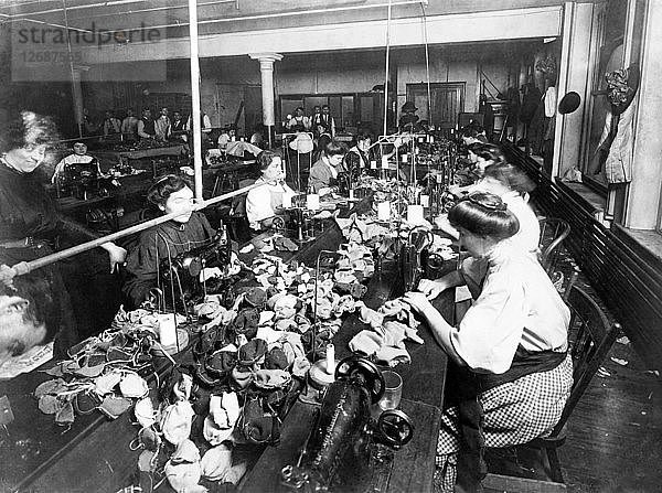 Frauen nähen Teddybären in einer Fabrik  ca. 1915.