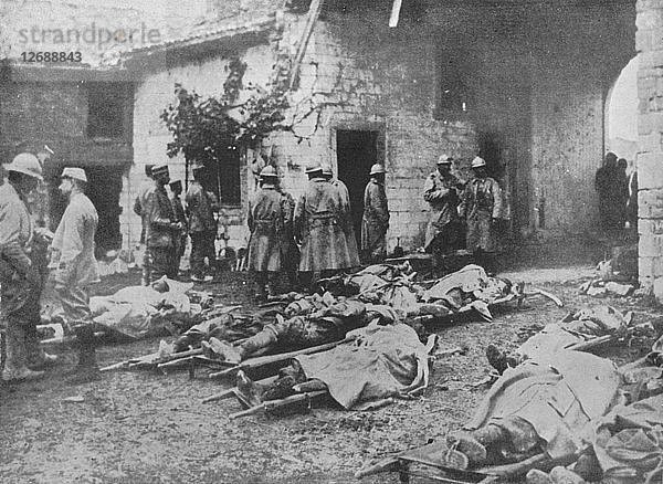 Französische Verwundete  die während eines Angriffs zu einem Bauernhof im hinteren Teil der Linien gebracht werden  1915. Künstler: Unbekannt.