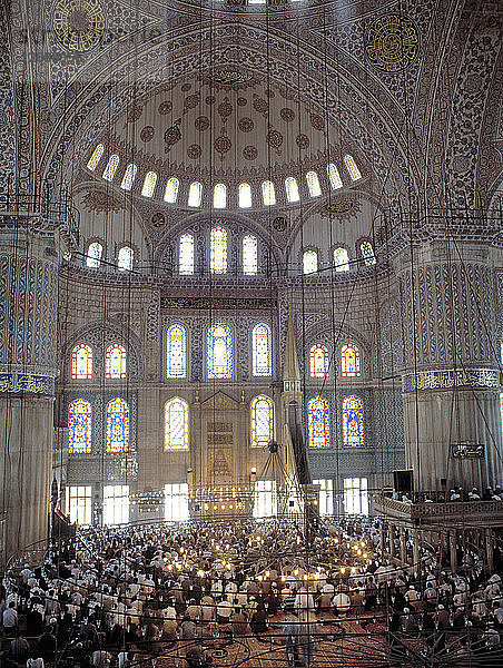Innenansicht der Blauen Moschee in Istanbul während des Freitagsgebets.