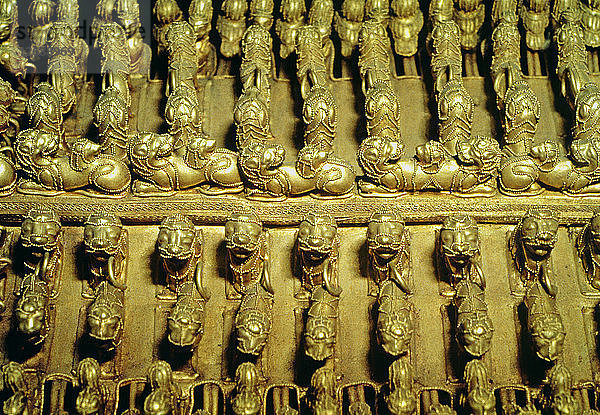 Detail eines goldenen Pektorals mit zoomorphen Figuren in runder Form.