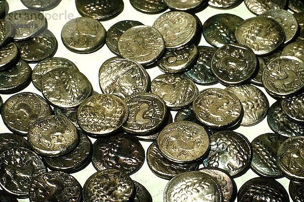 Hort keltischer Münzen (einige Kopien griechischer Originale)  gefunden in Ungarn  Silber  1. Jahrhundert v. Chr. Künstler: Unbekannt.