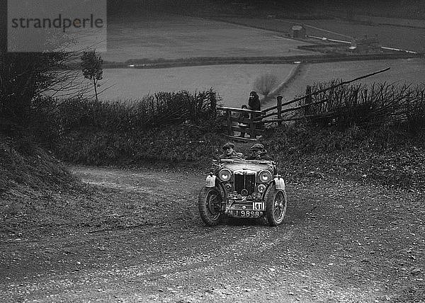 MG PB von WJ Green bei einem Wettbewerb des MG Car Club Midland Centre Trial  1938. Künstler: Bill Brunell.