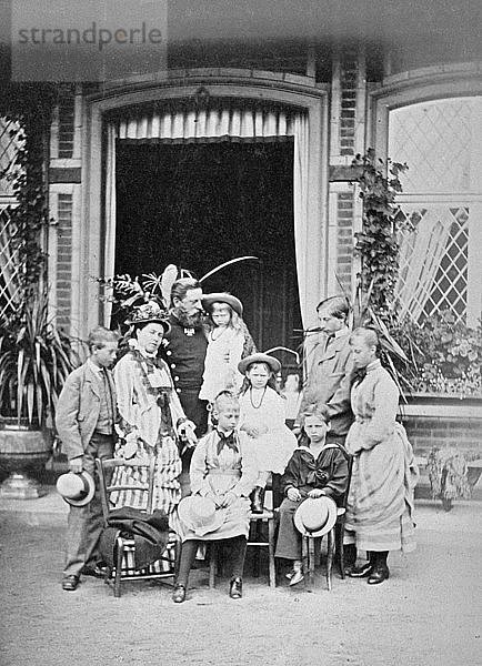 Kronprinz und Prinzessin von Preußen und ihre Familie  um 1875. Künstler: Unbekannt.