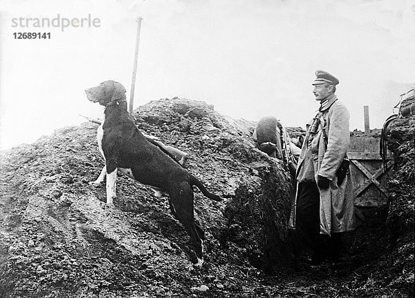 Deutscher Offizier mit seinem Hund in den Schützengräben  ca. 1914.