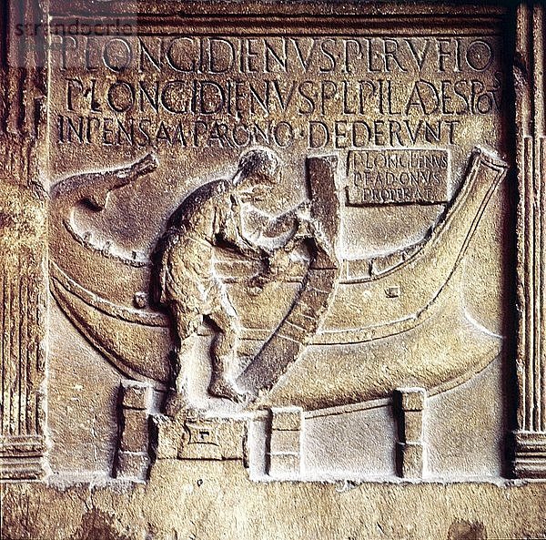 Römischer Bootsbauer bei der Arbeit  auf der Stele des Publius Longidienus  ca. 2. Jahrhundert. Künstler: Unbekannt.
