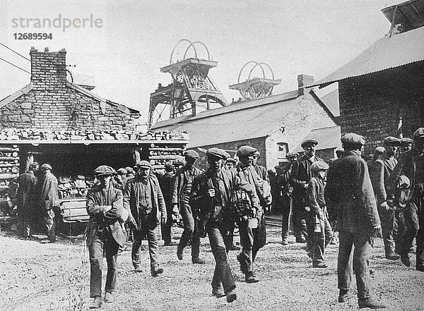 Bergleute verlassen die Grube nach Ablauf der Streikankündigung  1915. Künstler: Unbekannt.