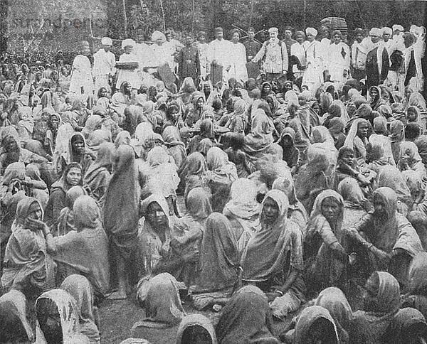 Im Fernen Osten - Im vom Hunger geplagten Indien  1900. Künstler: AF Maconochie.