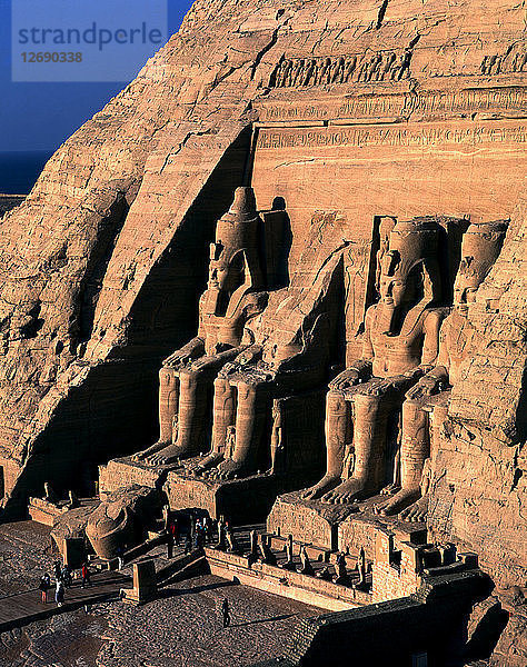 Fassade des Großen Tempels von Ramses II. in Abu Simbel. Er enthält vier sitzende Kolosse von Ramses II. und?