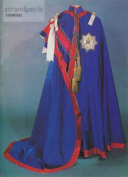 Roben des Königlichen Viktorianischen Ordens  1953. Künstler: Unbekannt.