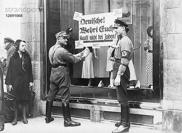 SA- und SS-Männer stellen Schilder mit der Aufschrift Deutsche! Wehrt euch! Kauft nicht bei Juden! Berlin  Ap