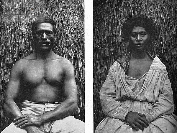 Männliche und weibliche Hawaiianer in voller Montur  1902. Künstler: Unbekannt.