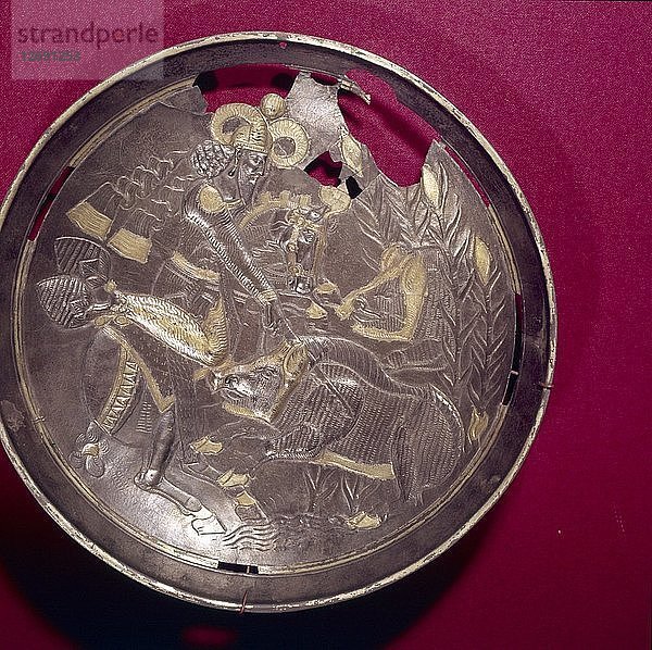 Sassanische Silbervergoldete Schale  König jagt Eber  ca. 3.-7. Jahrhundert Künstler: Unbekannt.