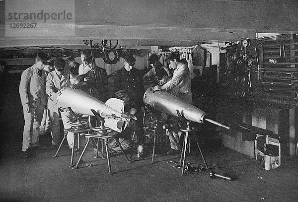 Untersuchung eines Torpedos  1914. Künstler: Unbekannt.