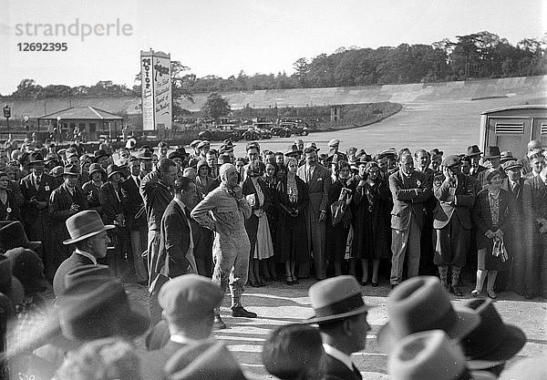 Earl Howe bei der BARC-Versammlung  Brooklands  25. Mai 1931. Künstler: Bill Brunell.