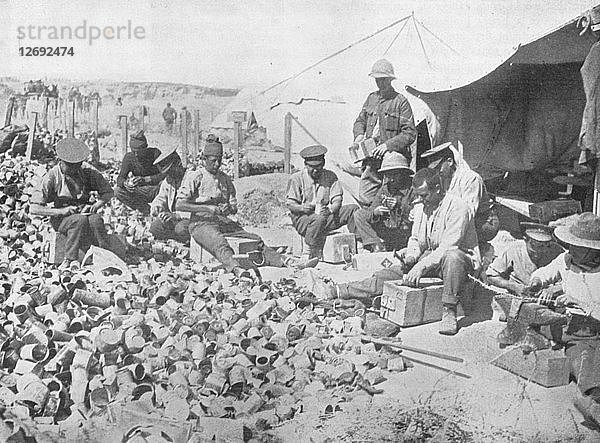 Herstellung von Bomben aus Blechdosen in Gallipoli  1915. Künstler: Unbekannt.