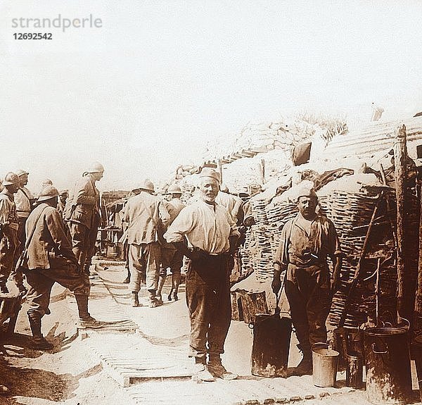 Soldaten mit Metallbehältern  ca. 1914-c1918. Künstler: Unbekannt.