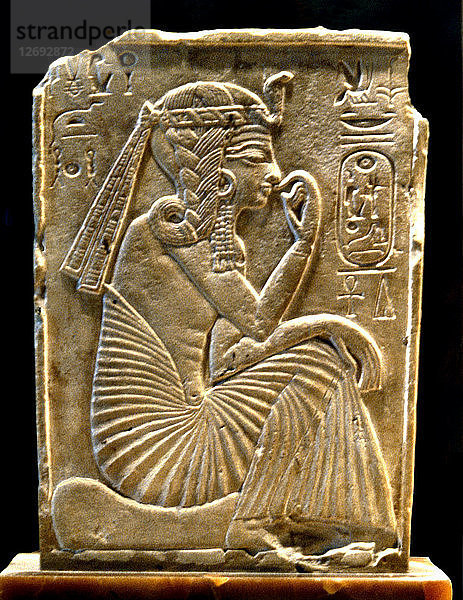 Ramses II. sitzend und als Kind dargestellt  Stele aus Kalkstein.