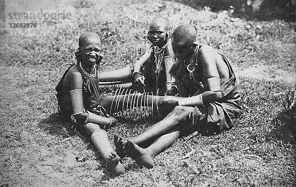 Drei junge Massai-Frauen  1912. Künstler: Unbekannt.