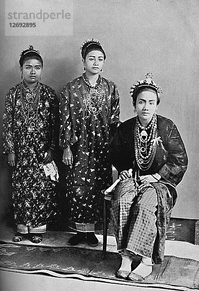 Drei Damen der königlichen Familie von Perak  Malaiische Halbinsel  1902. Künstler: L. Wray.