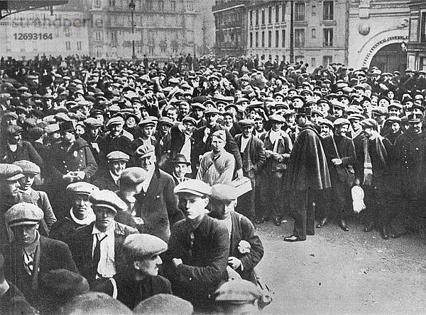 Die neuen französischen Armeen: Wehrpflichtige und Freiwillige warten auf ihre Einberufung zum Dienst  1915. Künstler: Unbekannt.