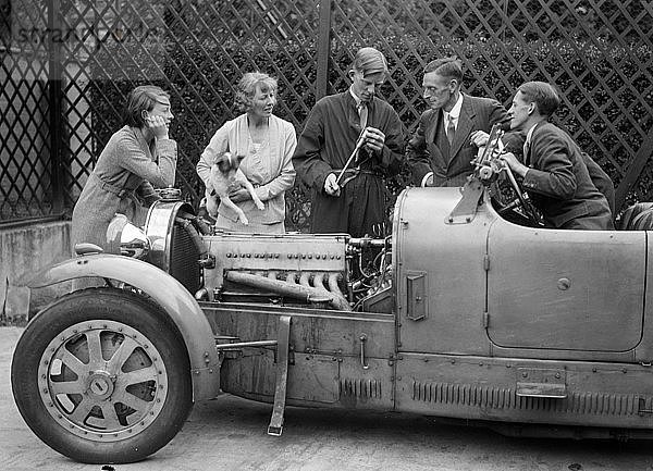 Denis Evans bei der Inspektion der Zündkerzen seines Bugatti Type 43 2262cc. Künstler: Bill Brunell.