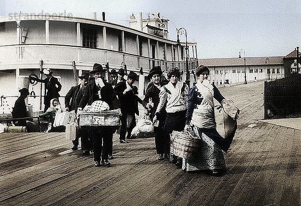 Einwanderer in die USA bei der Landung auf Ellis Island  New York  um 1900. Künstler: Unbekannt.