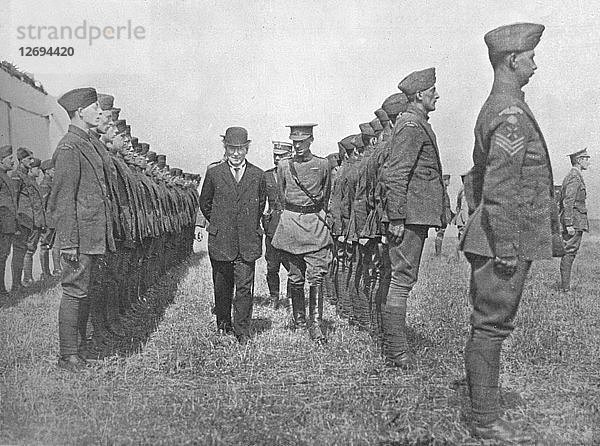 Mr. Asquith inspiziert das Königliche Fliegerkorps  1915. Künstler: Unbekannt.