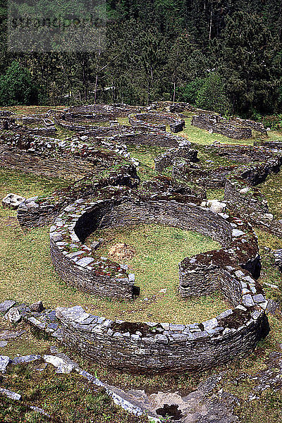 Asturian - Römisches Dorf  mit Häusern  Mauern und Gräben von runder  ovaler oder rechteckiger Anlage in ?