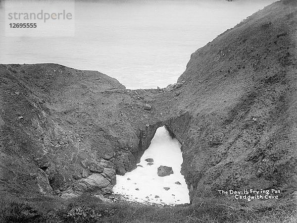 Die Teufelsbratpfanne  Cadgwith Cove  Cornwall  1896-1920. Künstler: Alfred Newton & Söhne.