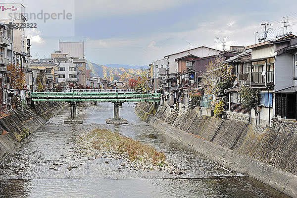 Japan  Takayama  kanalisierter Fluss