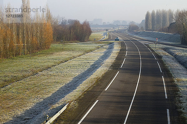 Frankreich  Nordwestfrankreich  Bretagne  Departementstraße D751 bei Chemere im Winter