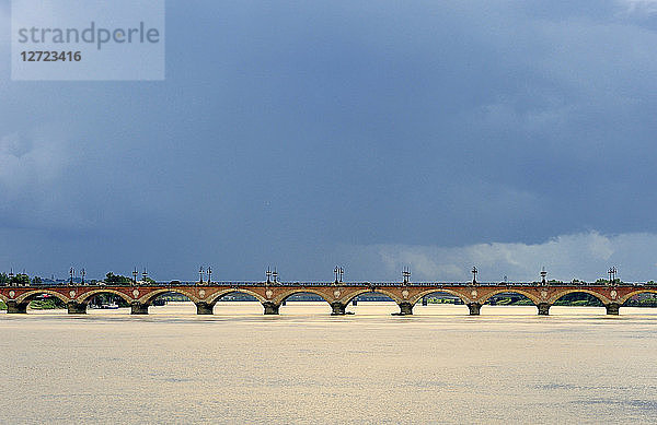 Frankreich  Südwestfrankreich  Bordeaux  Steinbrücke über die Garonne