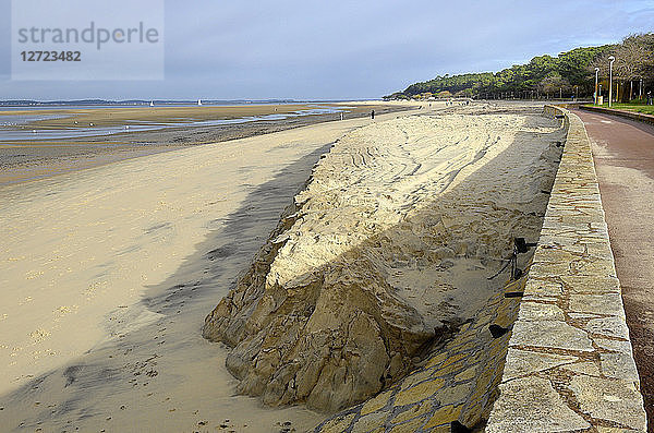 Frankreich  Südwestfrankreich  Bucht von Arcachon  Aufschüttung von Sand zum Schutz des Strandes