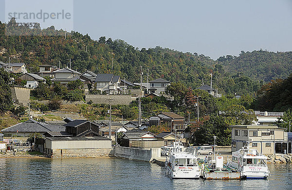 Japan  Insel Naoshima  Hafen Miyanoura  Seto-Binnenmeer