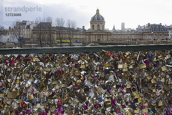 Frankreich  Paris  6. ARRT  Pont des Arts  Vorhängeschlösser der Liebe.